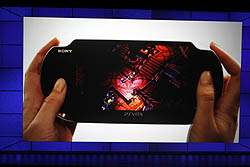 画像ギャラリー No.050のサムネイル画像 / ［E3 2011］「PlayStation Vita」をさっそく触ってみた！ 触り心地や操作感，有機ELパネルの見やすさはいかに？ 「Uncharted」など計5タイトルのインプレッションと共にがっつりレポート