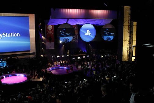 画像ギャラリー No.053のサムネイル画像 / ［E3 2011］「PlayStation Vita」をさっそく触ってみた！ 触り心地や操作感，有機ELパネルの見やすさはいかに？ 「Uncharted」など計5タイトルのインプレッションと共にがっつりレポート
