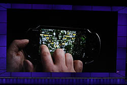 画像ギャラリー No.057のサムネイル画像 / ［E3 2011］「PlayStation Vita」をさっそく触ってみた！ 触り心地や操作感，有機ELパネルの見やすさはいかに？ 「Uncharted」など計5タイトルのインプレッションと共にがっつりレポート