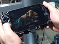 ［TGS 2011］「アンチャーテッド -地図なき冒険の始まり-」の直撮りムービーを掲載。タッチスクリーンやジャイロセンサーを利用してネイトを操作