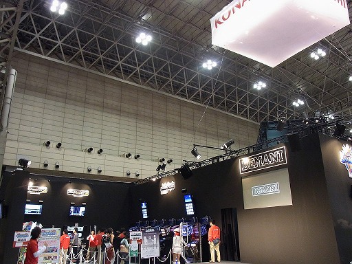 画像ギャラリー No.001のサムネイル画像 / [AOU2011]最新作は“伝導”がキーワード。KONAMIのリズムアクション「jubeat copious」プレイレポート＆プロデューサー野崎満裕氏インタビュー