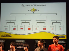画像ギャラリー No.002のサムネイル画像 / [AOU2011]KONAMIブースが熱狂に包まれた「jubeat AOUスペシャルマッチ」＆「BEMANIスペシャルステージ グランドフィナーレライブ」レポート