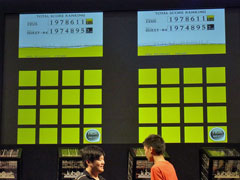 画像ギャラリー No.004のサムネイル画像 / [AOU2011]KONAMIブースが熱狂に包まれた「jubeat AOUスペシャルマッチ」＆「BEMANIスペシャルステージ グランドフィナーレライブ」レポート