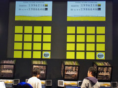 画像ギャラリー No.007のサムネイル画像 / [AOU2011]KONAMIブースが熱狂に包まれた「jubeat AOUスペシャルマッチ」＆「BEMANIスペシャルステージ グランドフィナーレライブ」レポート