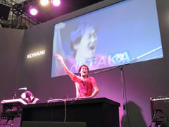 画像ギャラリー No.011のサムネイル画像 / [AOU2011]KONAMIブースが熱狂に包まれた「jubeat AOUスペシャルマッチ」＆「BEMANIスペシャルステージ グランドフィナーレライブ」レポート