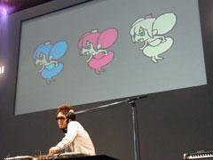 画像ギャラリー No.013のサムネイル画像 / [AOU2011]KONAMIブースが熱狂に包まれた「jubeat AOUスペシャルマッチ」＆「BEMANIスペシャルステージ グランドフィナーレライブ」レポート
