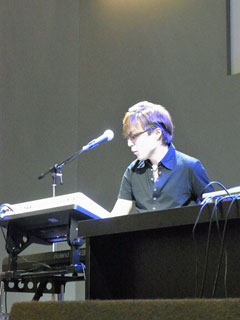 画像ギャラリー No.015のサムネイル画像 / [AOU2011]KONAMIブースが熱狂に包まれた「jubeat AOUスペシャルマッチ」＆「BEMANIスペシャルステージ グランドフィナーレライブ」レポート