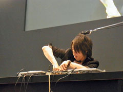 画像ギャラリー No.016のサムネイル画像 / [AOU2011]KONAMIブースが熱狂に包まれた「jubeat AOUスペシャルマッチ」＆「BEMANIスペシャルステージ グランドフィナーレライブ」レポート