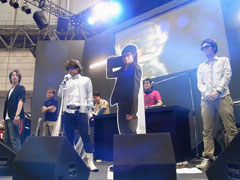 画像ギャラリー No.017のサムネイル画像 / [AOU2011]KONAMIブースが熱狂に包まれた「jubeat AOUスペシャルマッチ」＆「BEMANIスペシャルステージ グランドフィナーレライブ」レポート