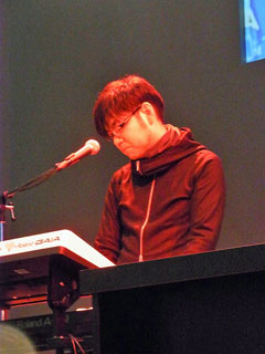 画像ギャラリー No.019のサムネイル画像 / [AOU2011]KONAMIブースが熱狂に包まれた「jubeat AOUスペシャルマッチ」＆「BEMANIスペシャルステージ グランドフィナーレライブ」レポート