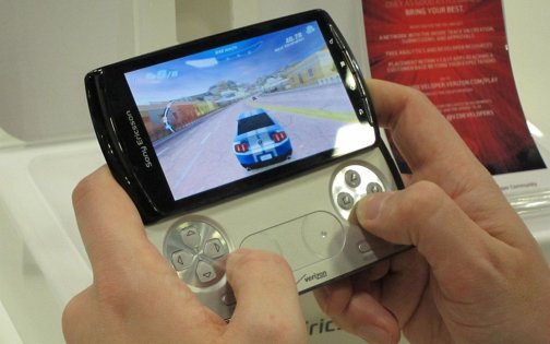 画像ギャラリー No.001のサムネイル画像 / ［GDC 2011］噂のプレステ携帯「Xperia PLAY」を，GDCのエキスポで触ってみた