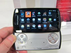 画像ギャラリー No.002のサムネイル画像 / ［GDC 2011］噂のプレステ携帯「Xperia PLAY」を，GDCのエキスポで触ってみた