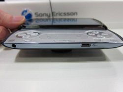 画像ギャラリー No.003のサムネイル画像 / ［GDC 2011］噂のプレステ携帯「Xperia PLAY」を，GDCのエキスポで触ってみた