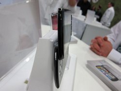 画像ギャラリー No.004のサムネイル画像 / ［GDC 2011］噂のプレステ携帯「Xperia PLAY」を，GDCのエキスポで触ってみた