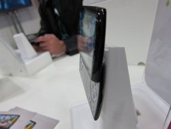 画像ギャラリー No.005のサムネイル画像 / ［GDC 2011］噂のプレステ携帯「Xperia PLAY」を，GDCのエキスポで触ってみた