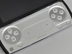 画像ギャラリー No.018のサムネイル画像 / 英国版「Xperia PLAY」実機フォトレポート〜開梱からゲームの起動まで