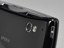 画像ギャラリー No.020のサムネイル画像 / 英国版「Xperia PLAY」実機フォトレポート〜開梱からゲームの起動まで
