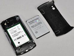 画像ギャラリー No.021のサムネイル画像 / 英国版「Xperia PLAY」実機フォトレポート〜開梱からゲームの起動まで