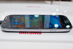 画像ギャラリー No.014のサムネイル画像 / NTTドコモ,「GALAXY S III α」「AQUOS PHONE ZETA」など2012年冬モデルスマートフォン10製品を発表。すべてが下り最大100Mbpsの「Xi」に対応