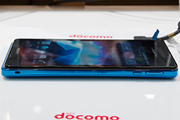 画像ギャラリー No.020のサムネイル画像 / NTTドコモ,「GALAXY S III α」「AQUOS PHONE ZETA」など2012年冬モデルスマートフォン10製品を発表。すべてが下り最大100Mbpsの「Xi」に対応