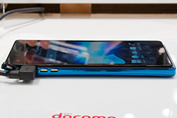 画像ギャラリー No.021のサムネイル画像 / NTTドコモ,「GALAXY S III α」「AQUOS PHONE ZETA」など2012年冬モデルスマートフォン10製品を発表。すべてが下り最大100Mbpsの「Xi」に対応