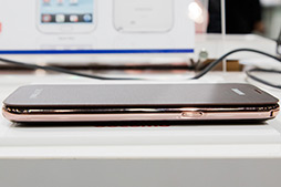 画像ギャラリー No.027のサムネイル画像 / NTTドコモ,「GALAXY S III α」「AQUOS PHONE ZETA」など2012年冬モデルスマートフォン10製品を発表。すべてが下り最大100Mbpsの「Xi」に対応