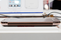 画像ギャラリー No.028のサムネイル画像 / NTTドコモ,「GALAXY S III α」「AQUOS PHONE ZETA」など2012年冬モデルスマートフォン10製品を発表。すべてが下り最大100Mbpsの「Xi」に対応