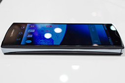 画像ギャラリー No.039のサムネイル画像 / NTTドコモ,「GALAXY S III α」「AQUOS PHONE ZETA」など2012年冬モデルスマートフォン10製品を発表。すべてが下り最大100Mbpsの「Xi」に対応