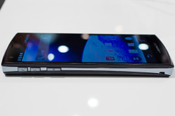 画像ギャラリー No.040のサムネイル画像 / NTTドコモ,「GALAXY S III α」「AQUOS PHONE ZETA」など2012年冬モデルスマートフォン10製品を発表。すべてが下り最大100Mbpsの「Xi」に対応