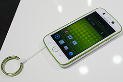 画像ギャラリー No.045のサムネイル画像 / NTTドコモ,「GALAXY S III α」「AQUOS PHONE ZETA」など2012年冬モデルスマートフォン10製品を発表。すべてが下り最大100Mbpsの「Xi」に対応