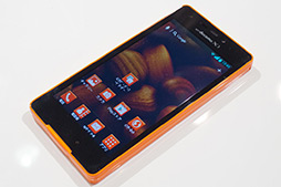 画像ギャラリー No.050のサムネイル画像 / NTTドコモ,「GALAXY S III α」「AQUOS PHONE ZETA」など2012年冬モデルスマートフォン10製品を発表。すべてが下り最大100Mbpsの「Xi」に対応