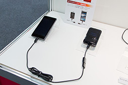 画像ギャラリー No.057のサムネイル画像 / NTTドコモ,「GALAXY S III α」「AQUOS PHONE ZETA」など2012年冬モデルスマートフォン10製品を発表。すべてが下り最大100Mbpsの「Xi」に対応
