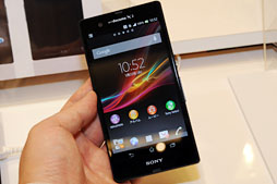 画像ギャラリー No.010のサムネイル画像 / ドコモ，「Xperia Z」や2画面MEDIASなど2013年春モデルスマートフォン＆タブレットを発表。注目モデルをちょっと使ってみた 