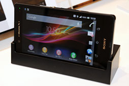 画像ギャラリー No.016のサムネイル画像 / ドコモ，「Xperia Z」や2画面MEDIASなど2013年春モデルスマートフォン＆タブレットを発表。注目モデルをちょっと使ってみた 