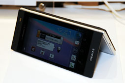 画像ギャラリー No.031のサムネイル画像 / ドコモ，「Xperia Z」や2画面MEDIASなど2013年春モデルスマートフォン＆タブレットを発表。注目モデルをちょっと使ってみた 
