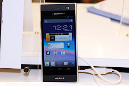 画像ギャラリー No.032のサムネイル画像 / ドコモ，「Xperia Z」や2画面MEDIASなど2013年春モデルスマートフォン＆タブレットを発表。注目モデルをちょっと使ってみた 