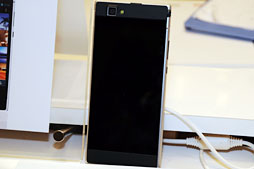 画像ギャラリー No.033のサムネイル画像 / ドコモ，「Xperia Z」や2画面MEDIASなど2013年春モデルスマートフォン＆タブレットを発表。注目モデルをちょっと使ってみた 