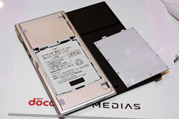 画像ギャラリー No.035のサムネイル画像 / ドコモ，「Xperia Z」や2画面MEDIASなど2013年春モデルスマートフォン＆タブレットを発表。注目モデルをちょっと使ってみた 