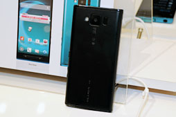 画像ギャラリー No.038のサムネイル画像 / ドコモ，「Xperia Z」や2画面MEDIASなど2013年春モデルスマートフォン＆タブレットを発表。注目モデルをちょっと使ってみた 