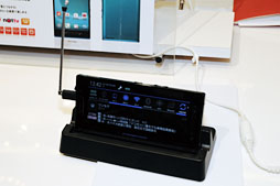 画像ギャラリー No.039のサムネイル画像 / ドコモ，「Xperia Z」や2画面MEDIASなど2013年春モデルスマートフォン＆タブレットを発表。注目モデルをちょっと使ってみた 