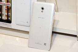 画像ギャラリー No.041のサムネイル画像 / ドコモ，「Xperia Z」や2画面MEDIASなど2013年春モデルスマートフォン＆タブレットを発表。注目モデルをちょっと使ってみた 