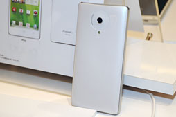 画像ギャラリー No.047のサムネイル画像 / ドコモ，「Xperia Z」や2画面MEDIASなど2013年春モデルスマートフォン＆タブレットを発表。注目モデルをちょっと使ってみた 