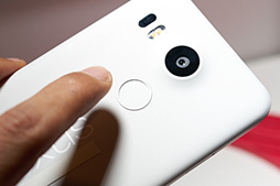 画像ギャラリー No.042のサムネイル画像 / Xperia Z5三兄弟や「Nexus 5X」の性能と発熱を「デレステ」で検証。NTTドコモ2015〜16年冬春モデルテストレポート前編