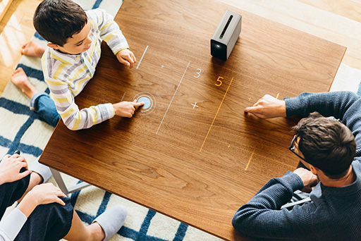 画像ギャラリー No.003のサムネイル画像 / Androidベースのソニー製プロジェクタ「Xperia Touch」でデレステをプレイ。これは新しいゲーム環境となる可能性を秘めたデバイスだ