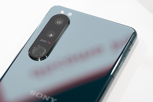 画像ギャラリー No.003のサムネイル画像 / 「ほぼXperia 1 III」なXperia 5 IIIが好印象。NTTドコモ 2021〜2022冬春新スマートフォンをチェック