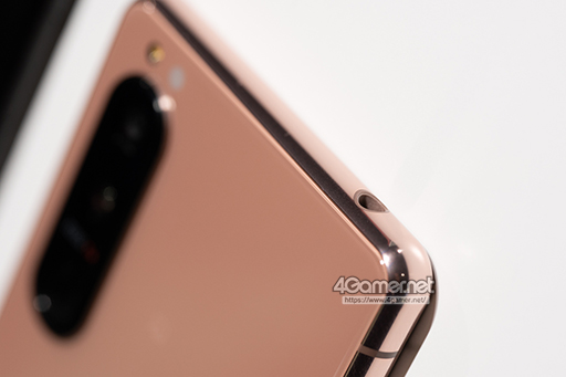 画像ギャラリー No.004のサムネイル画像 / 「ほぼXperia 1 III」なXperia 5 IIIが好印象。NTTドコモ 2021〜2022冬春新スマートフォンをチェック