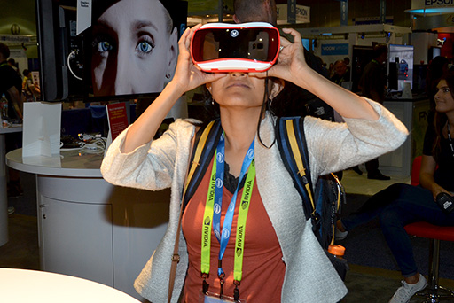 画像ギャラリー No.013のサムネイル画像 / ［SIGGRAPH 2015］玩具メーカーのマテルが子供向けVR HMDを開発中？ SIGGRAPH 一般展示セクションレポート後編