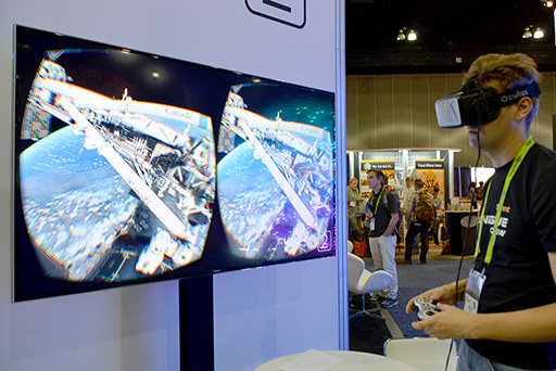 画像ギャラリー No.019のサムネイル画像 / ［SIGGRAPH 2015］玩具メーカーのマテルが子供向けVR HMDを開発中？ SIGGRAPH 一般展示セクションレポート後編