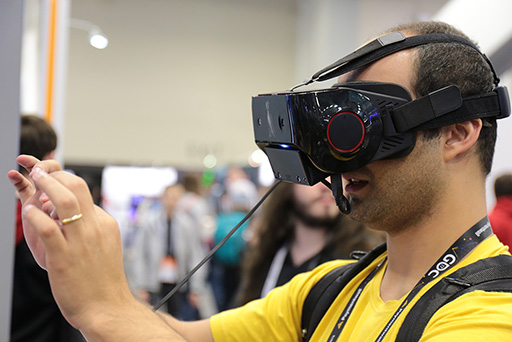 画像ギャラリー No.003のサムネイル画像 / ［GDC 2017］ハンドトラッキング付きVRは無条件に楽しい。Qualcommブースで「Snapdragon 835」＋Leap Motion搭載VR HMDを体験