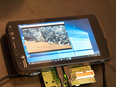 ［COMPUTEX］Qualcomm，「Snapdragon 835」上で動作するWindows 10のデモを披露。Win32アプリも正常に動作